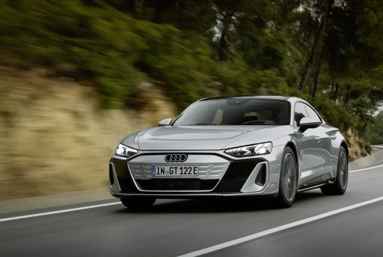 AUDI RS E-TRON GT et AUDI E-TRON GT VÉHICULES RAPPOSÉS SUR LES AIRBAGS