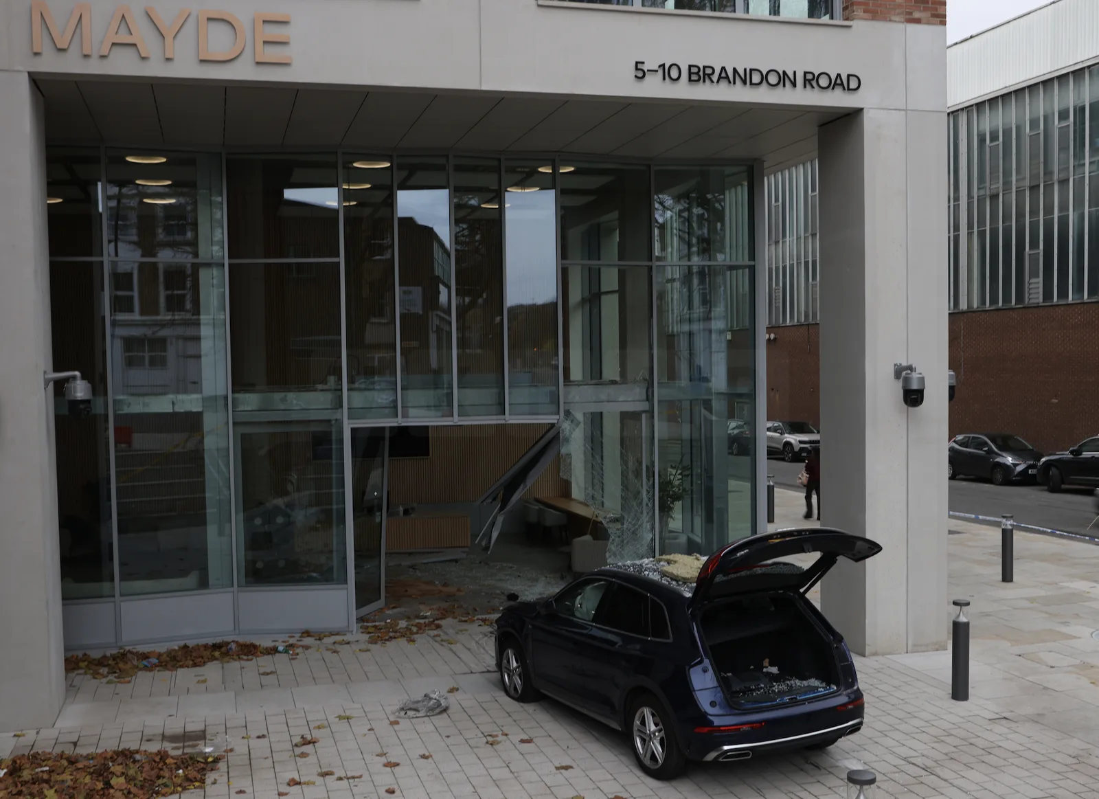 Un conducteur échappe à des blessures graves après avoir percuté une Audi de 60 000 £ dans un laboratoire scientifique au nord de Londres – UK News in Pictures