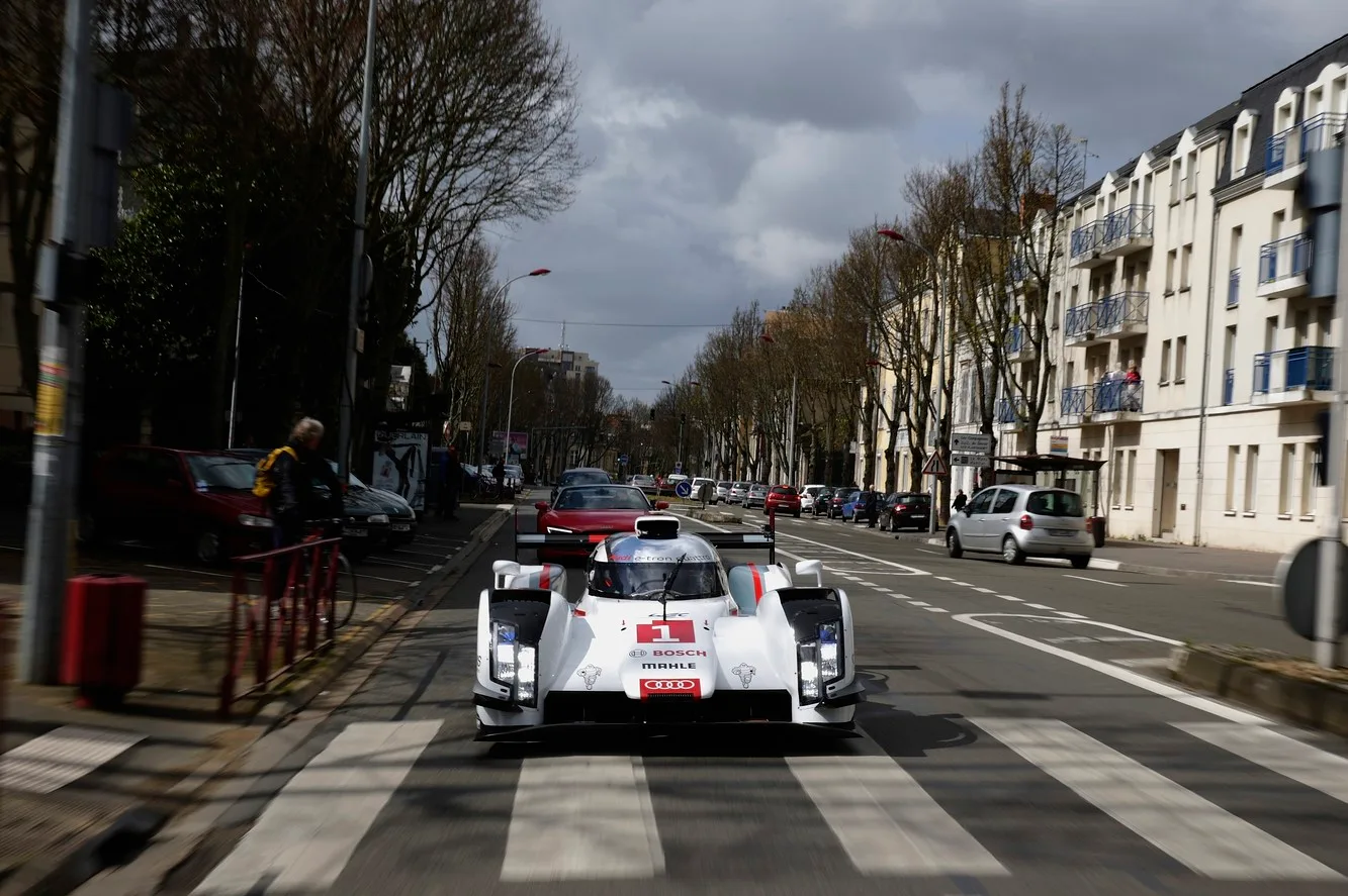 Audi fait rouler la R18 e tron quattro dans les rues du Mans
