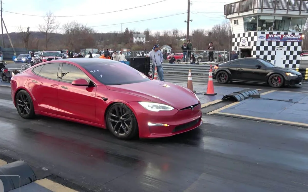 La Tesla Model S affronte l’Audi TT RS dans une course de dragsters épique