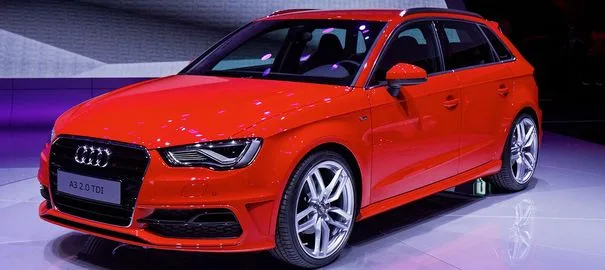 Voiture compacte, son colossal