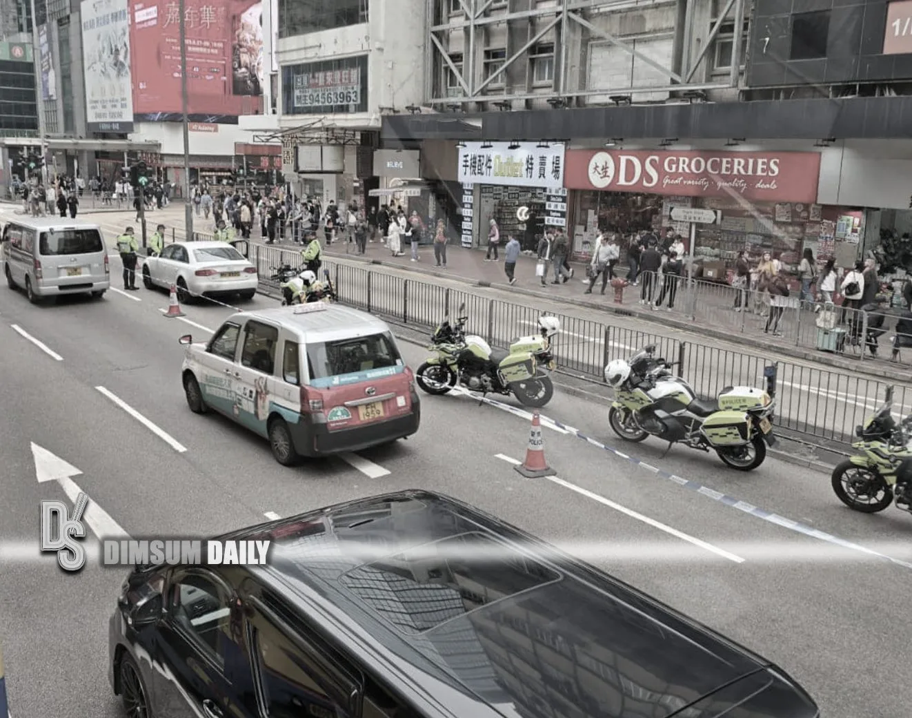 Un conducteur s’enfuit après que la police de la circulation ait intercepté une voiture privée Audi blanche à Mong Kok