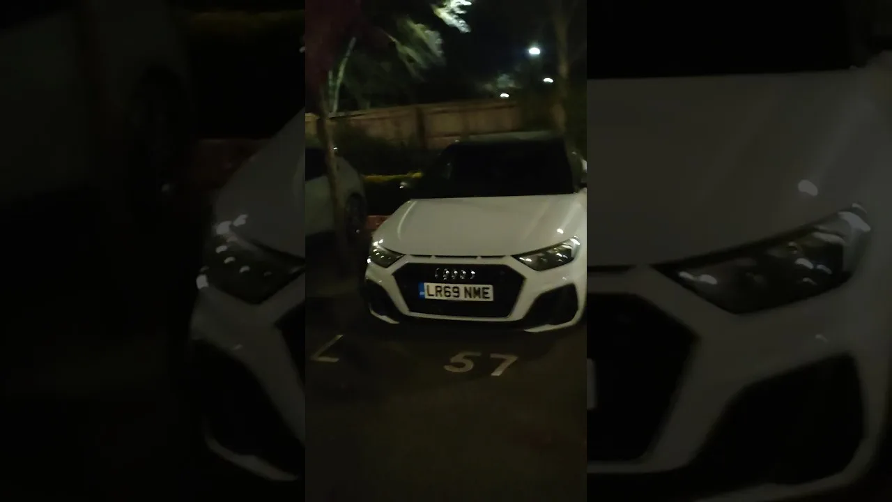 Audi A1 à hayon 2020 dans un parking de nuit