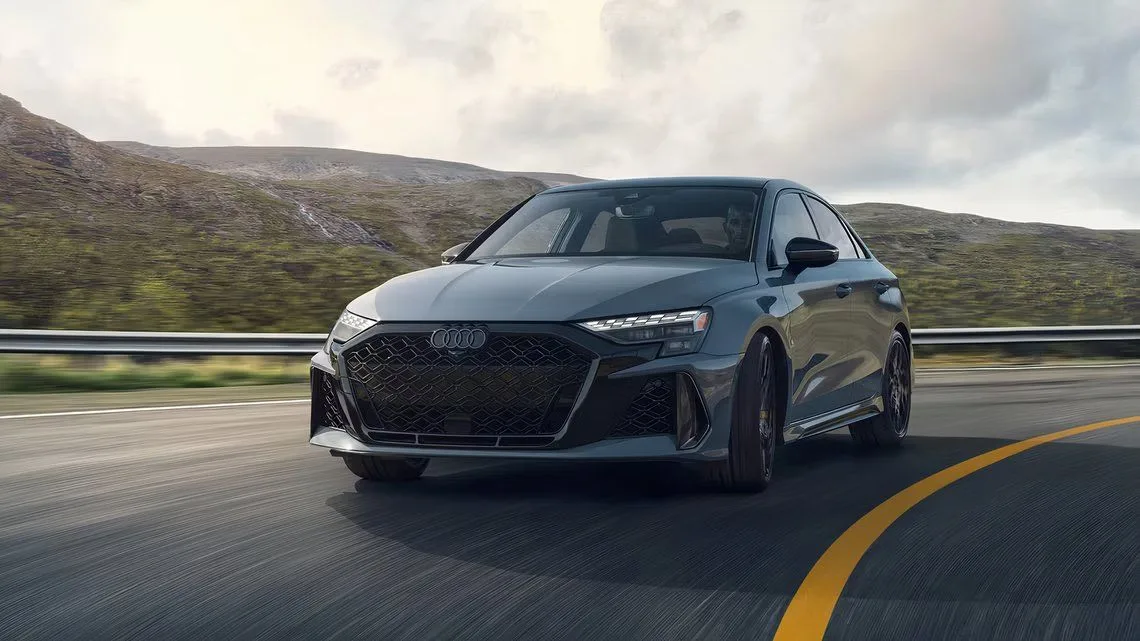 Vidéo: 2025 Audi RS3 gifle la BMW M2 à plus d’un titre – Carbuzz