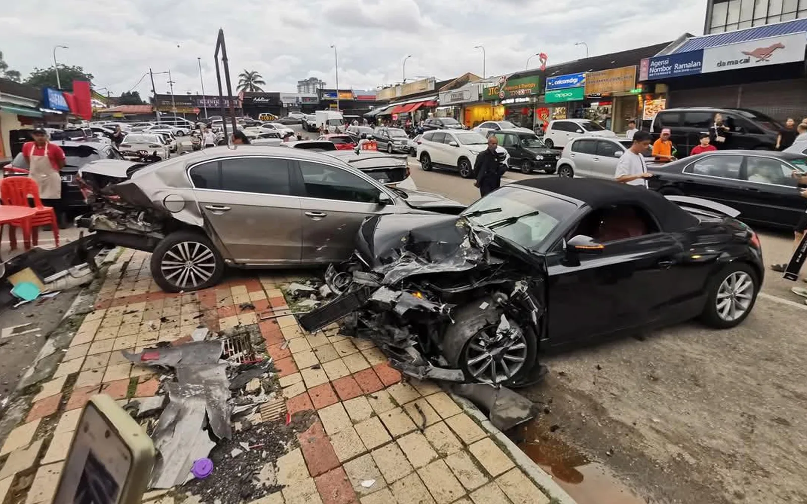 Le conducteur s’enfuit après que Audi TT s’écrase dans 4 voitures – Free Malaysia aujourd’hui (FMT)