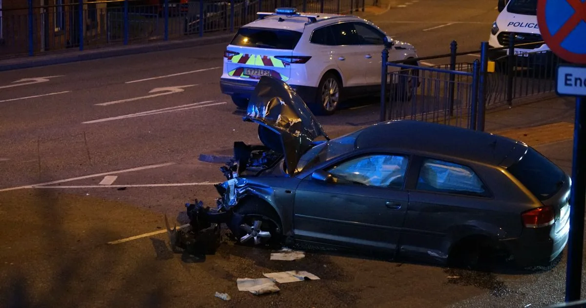 Audi dans un accident d’horreur après s’être écrasé dans les garde-corps alors que Wheel envoyait un arrêt de bus