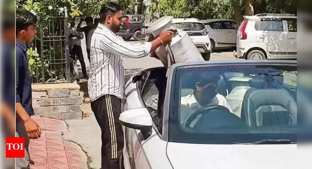 Cet ancien banquier livre maintenant du lait dans une Audi à travers Faridabad