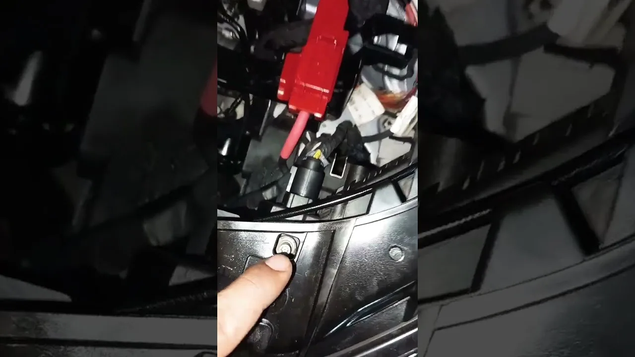 Cambio de foco o desmontar faro delantero, Audi A1 sin quitar la facia