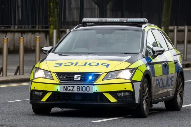 Divis: les policiers du PSNI blessés après que des voitures de police ont percuté Audi à West Belfast Pursuit