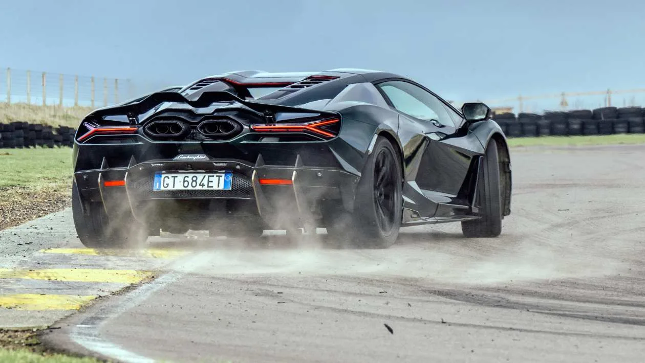 La Lamborghini Revuelto se sent comme une Audi R8, mais ce n’est pas une mauvaise chose