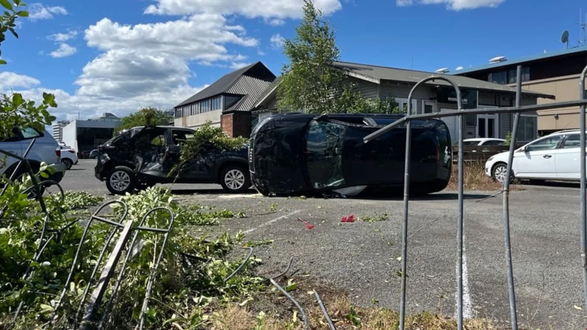 Un accident d’Audi dans un parking de Hamilton laisse la voiture sur le côté