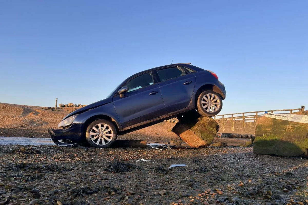 La voiture s’écrase dans le rock et se coince sur le dessus