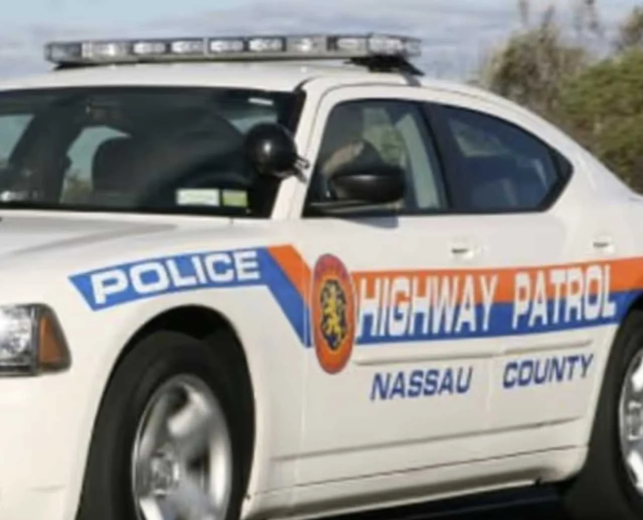 Inconscient Queens Man Slams a volé Audi en Jeep, blessure officier dans Valley Stream: Police