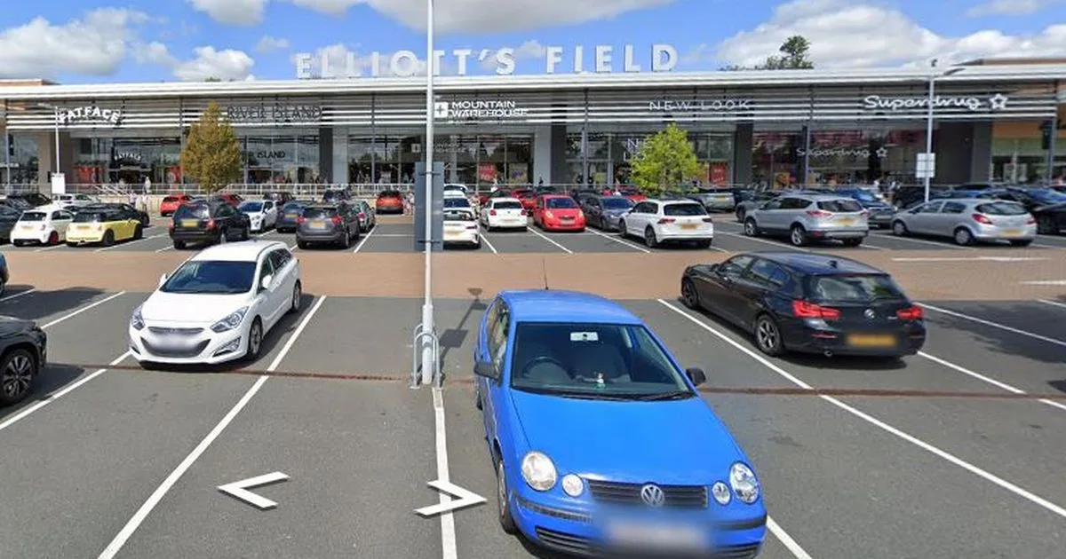 Police Hunting Audi Driver «qui a percuté l’officier» au Retail parking