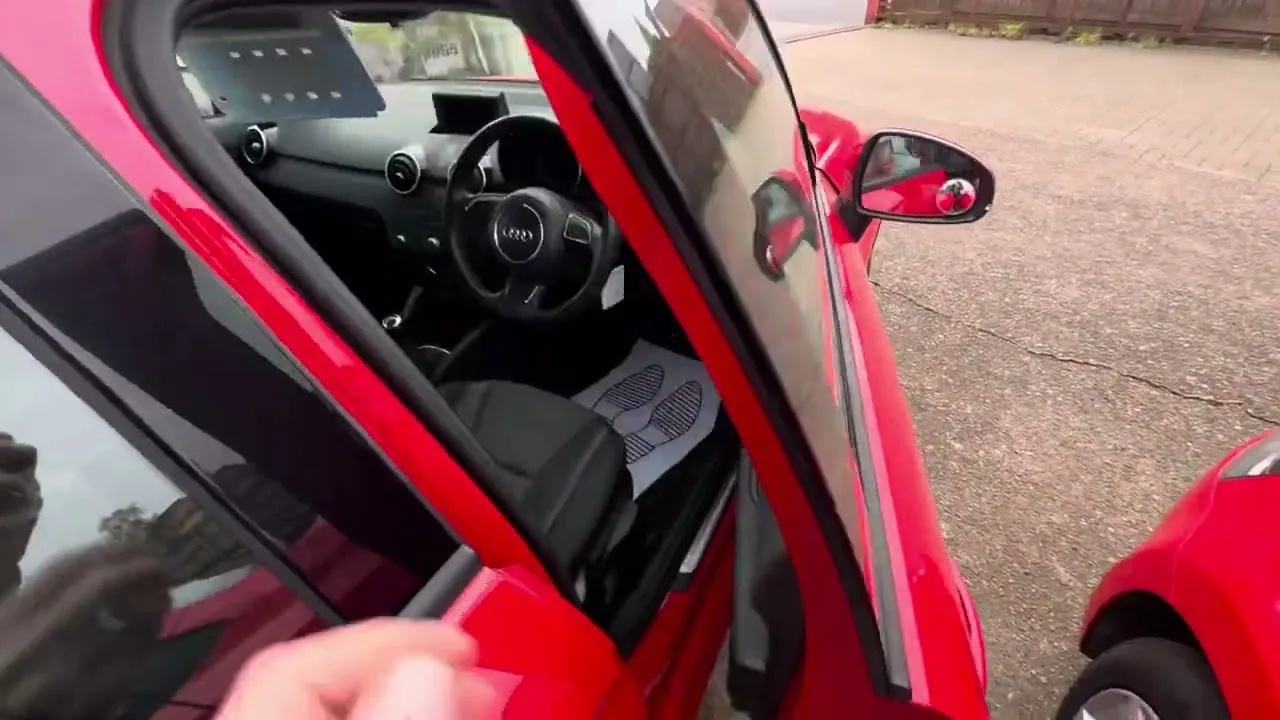 Mrdgarages Ltd offre la superbe Audi A1 en rouge à flamme avec une garniture en alcantara noir magnifique