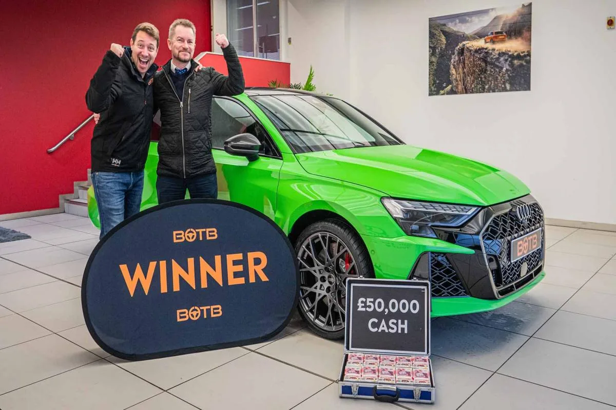 Papa « époustouflé » après avoir remporté une Audi en peluche d’une valeur de 96 000 £ et 50 000 £ en espèces