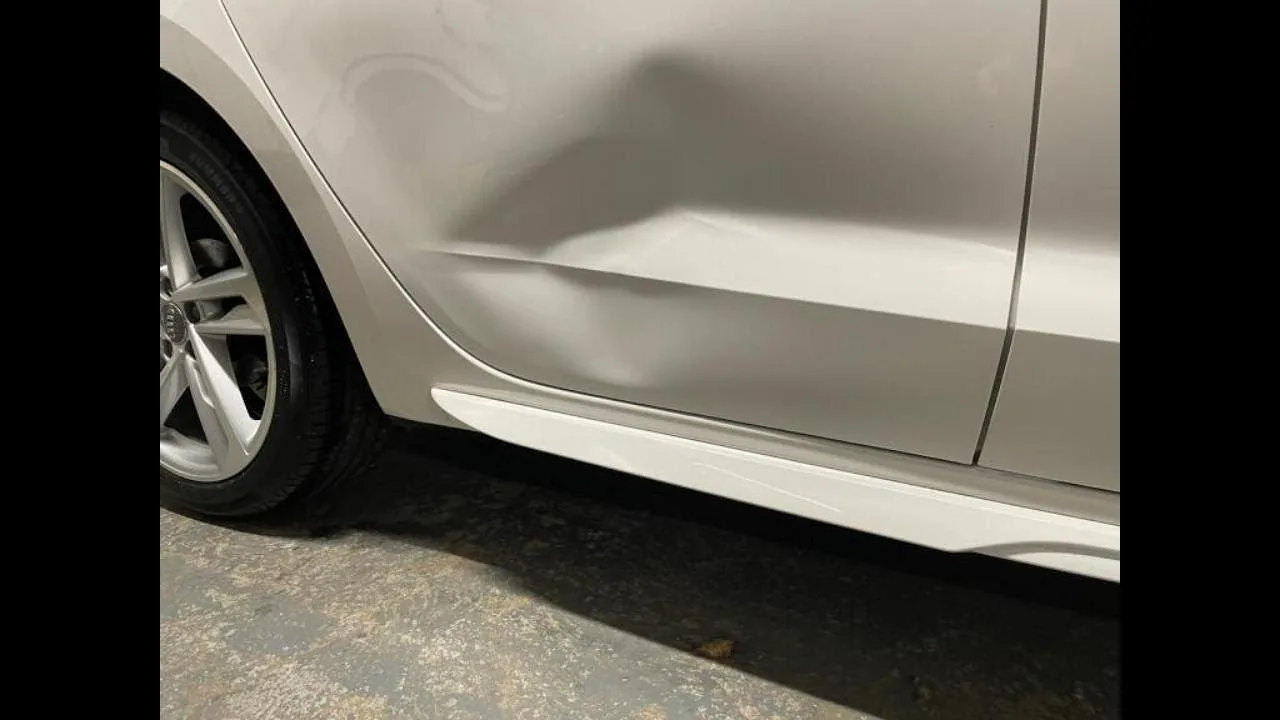 DÉBOSSELAGE SANS PEINTURE sur porte arrière côté conducteur Audi A1