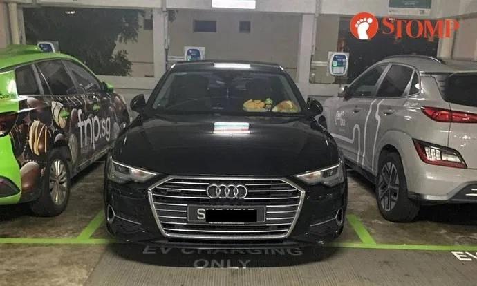 Un propriétaire de véhicule électrique frustré par le fait qu’une voiture Audi occupe une borne de recharge dans le parking de Tampines mais ne recharge pas