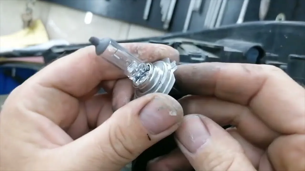 Comment remplacer l’ampoule de phare Audi A1
