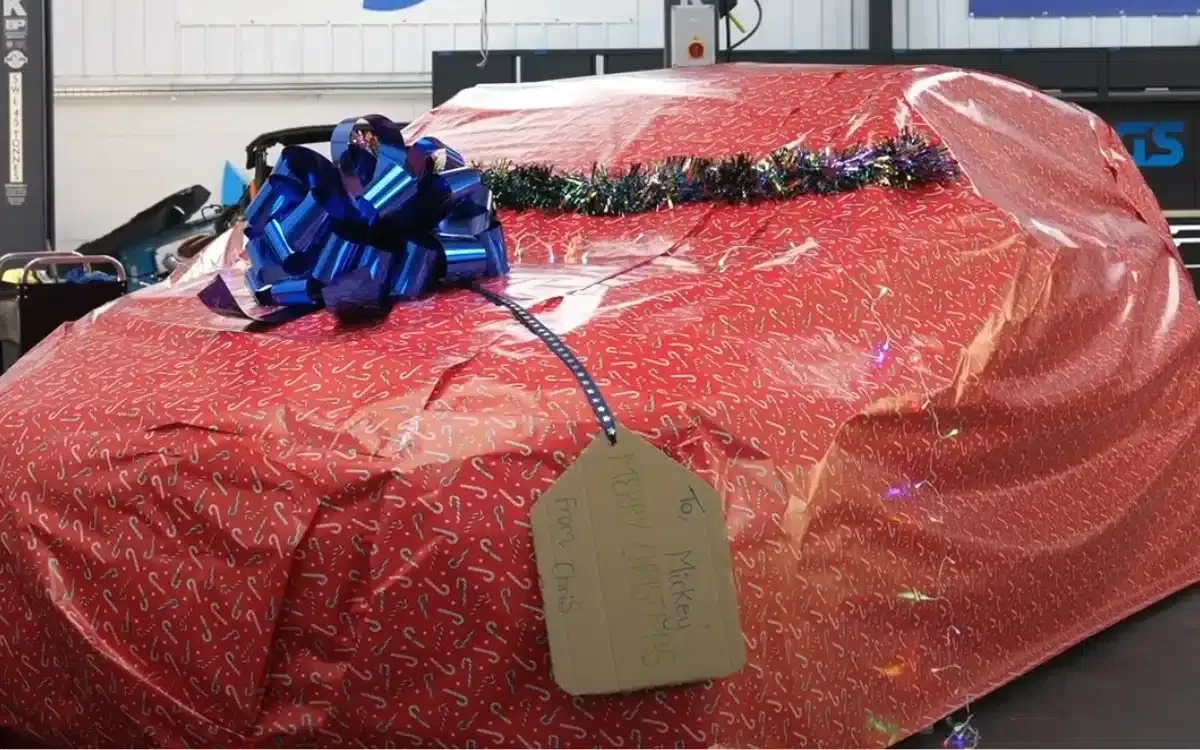 Un mécanicien avec une mauvaise Audi reçoit une voiture surprise pour Noël