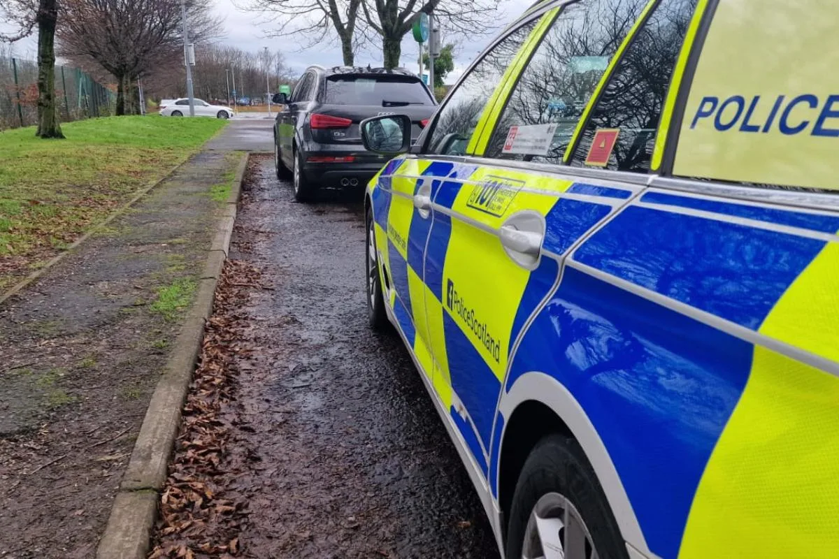 Les agents de la circulation avertissent les conducteurs de Glasgow alors que la peluche Audi s’arrête sur la M8
