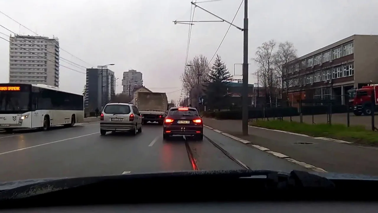Audi Q1 passant au feu rouge
