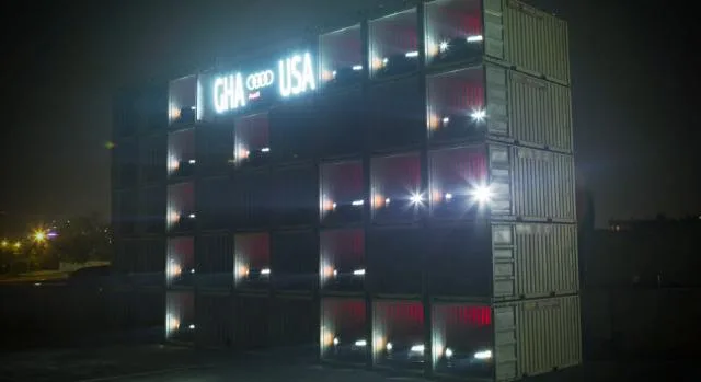 Audi crée un panneau géant avec 28 voitures empilées qui affichent en live les scores du mondial