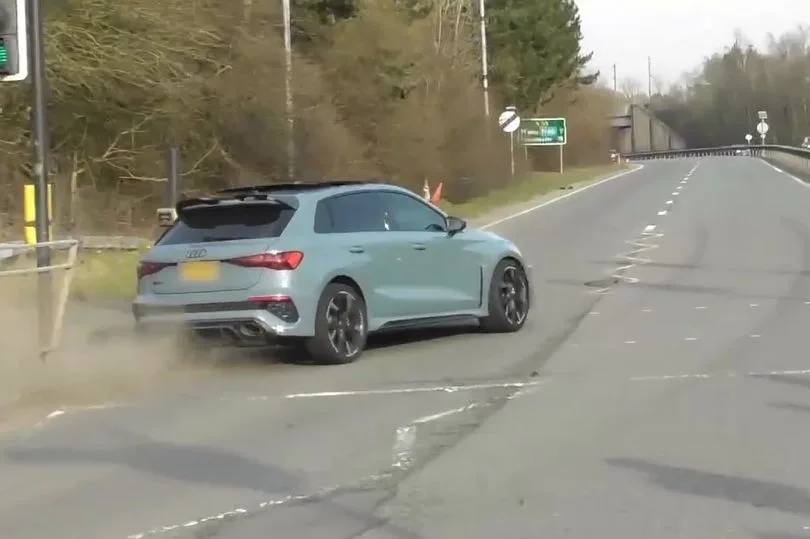 Le conducteur de Moment plante presque 50 000 £ Audi au rond-point notoire