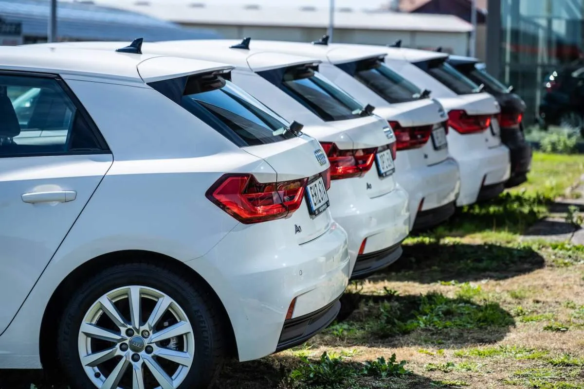 Audi fait une pause toutes les importations américaines, parcourt les voitures dans les ports