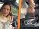 Regardez une femme manger l’intérieur d’une Audi