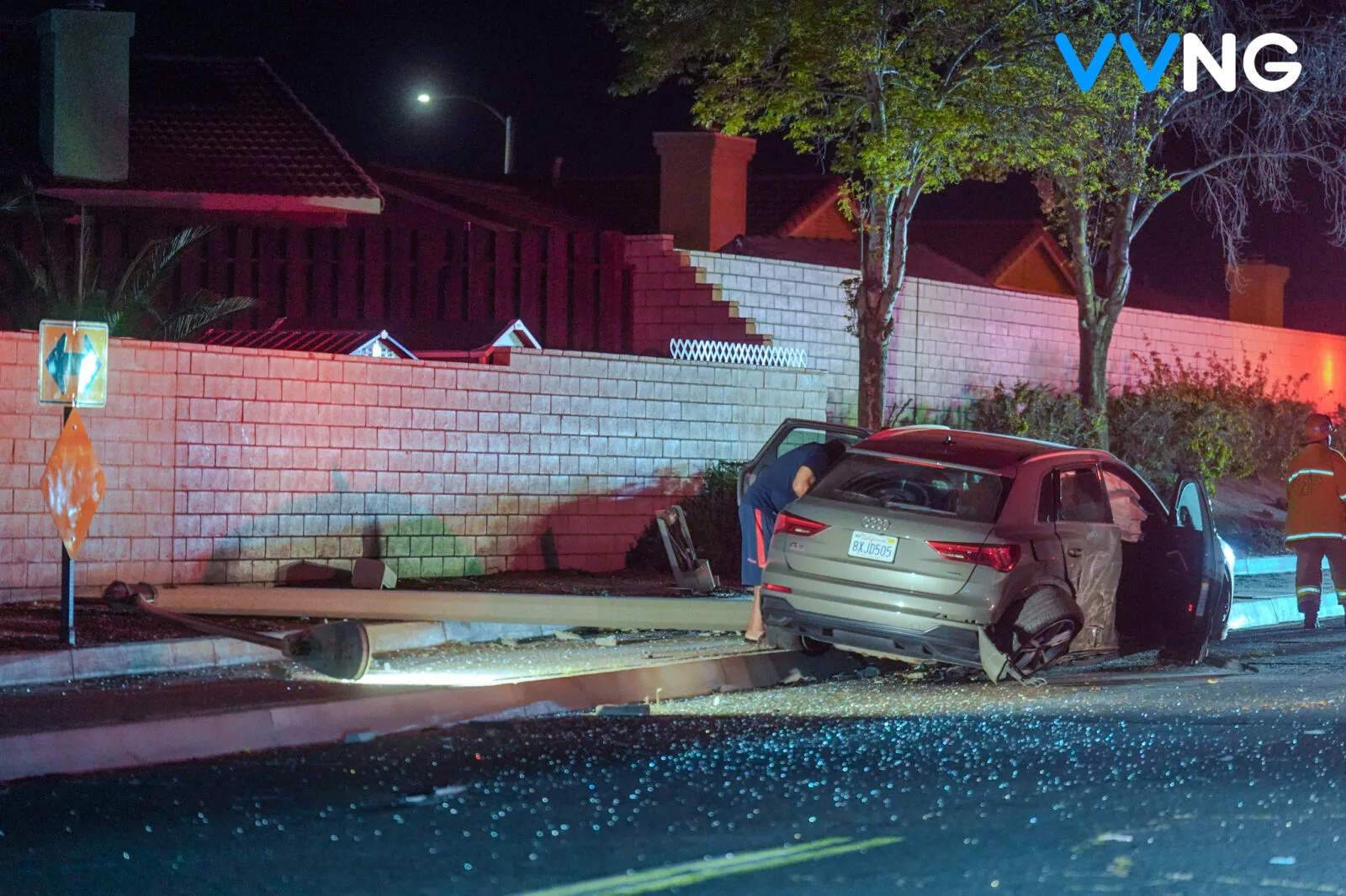 Driver hospitalisé après la collision Audi avec un poteau léger sur Reno Loop Road à Victorville