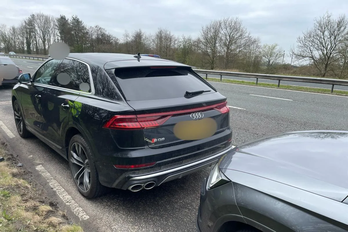 Deux arrêtés après le volé Audi SQ8 ont arrêté par la police sur M6