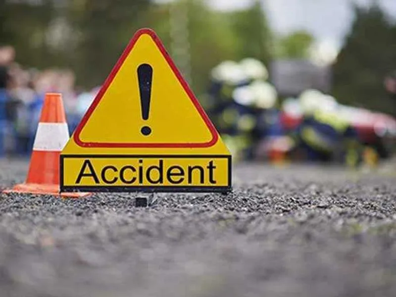 Audi frappe le scooter dans la route Lodhi de Delhi blessant deux, CCTV en cours d’examen
