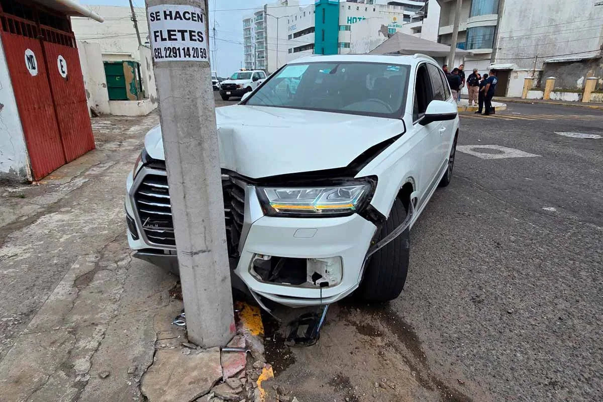 Audi est détruite après un violent accident à Boca del Río