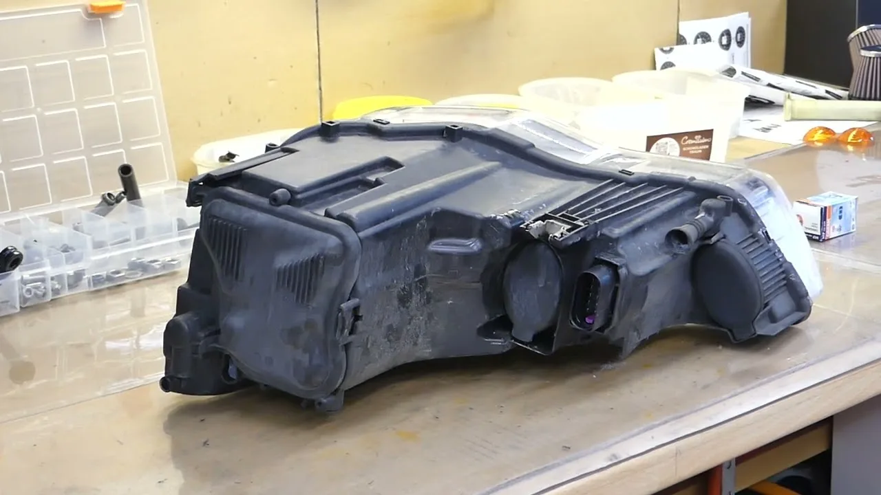 Audi A1 — retirer les phares — remplacer les ampoules H7