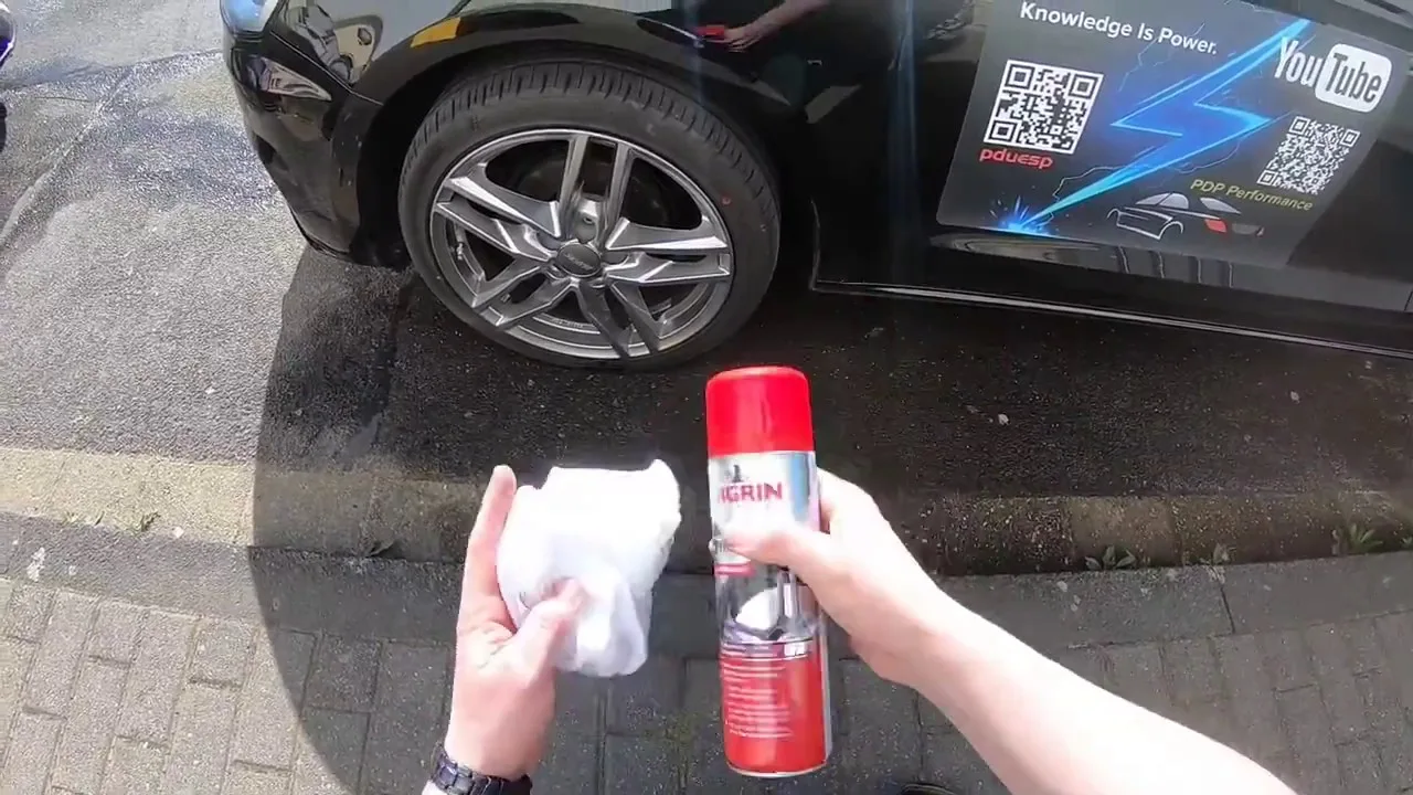 Entretenir et noircir les pneus de voiture avec les instructions d’entretien des pneus NIGRIN Audi A1/S1 Sportback