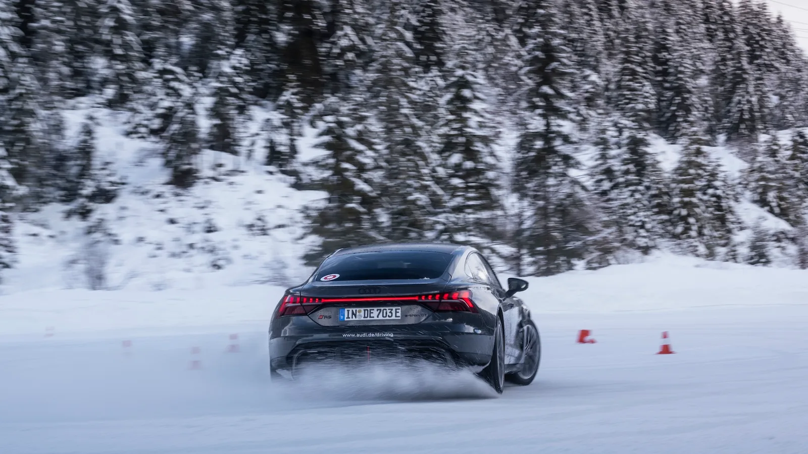 Comment dériver une Audi de 900 ch sur la glace sans s’écraser