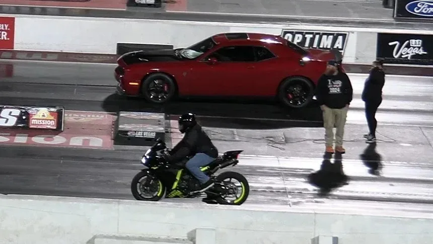 Yamaha R1, Dodge Hellcat et Audi RS 3 face à la bataille de dragsters de 1/4 mile