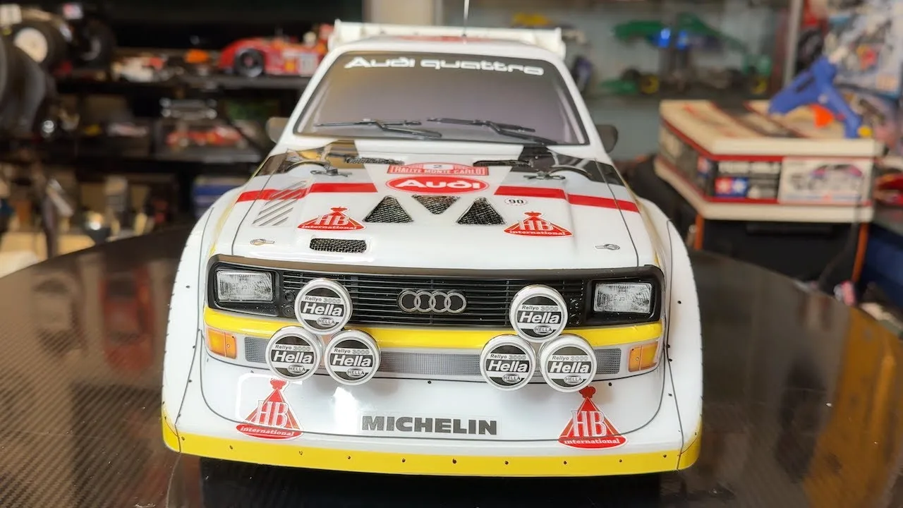 AUDI QUATTRO S1 GROUPE B VOITURE DE RALLYE À L’ÉCHELLE 1/8