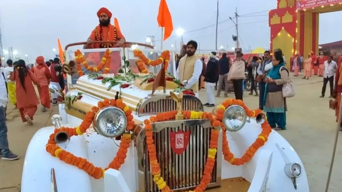 Hot Wheels à Maha Kumbh : des Rolls-Royce vintage à l’Audi Saffron, les Sadhus font tourner les têtes dans les voitures de luxe