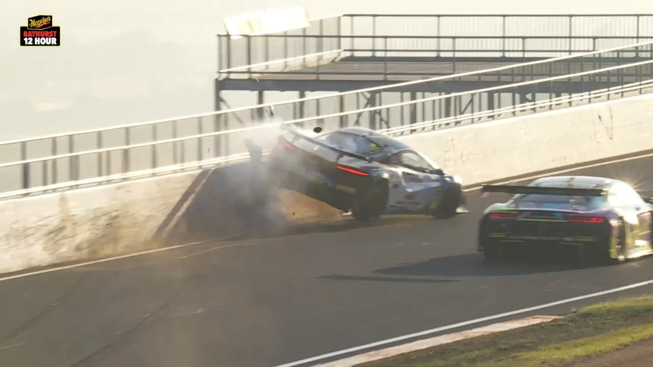 Big Skyline Crash pour McLaren ne laisse Audi nulle part où aller | Supercars
