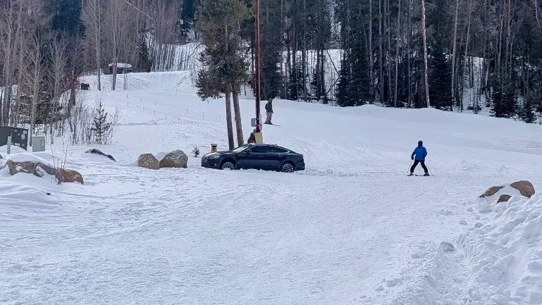 Un conducteur abandonne sa voiture de sport Audi sur une piste de ski de Keystone Resort, Colorado, suite à un accident de GPS